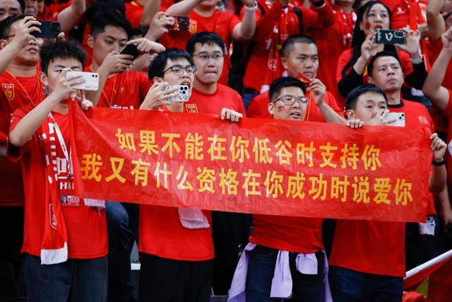 重温过往，库里与阿耶莎共同庆祝续约时刻